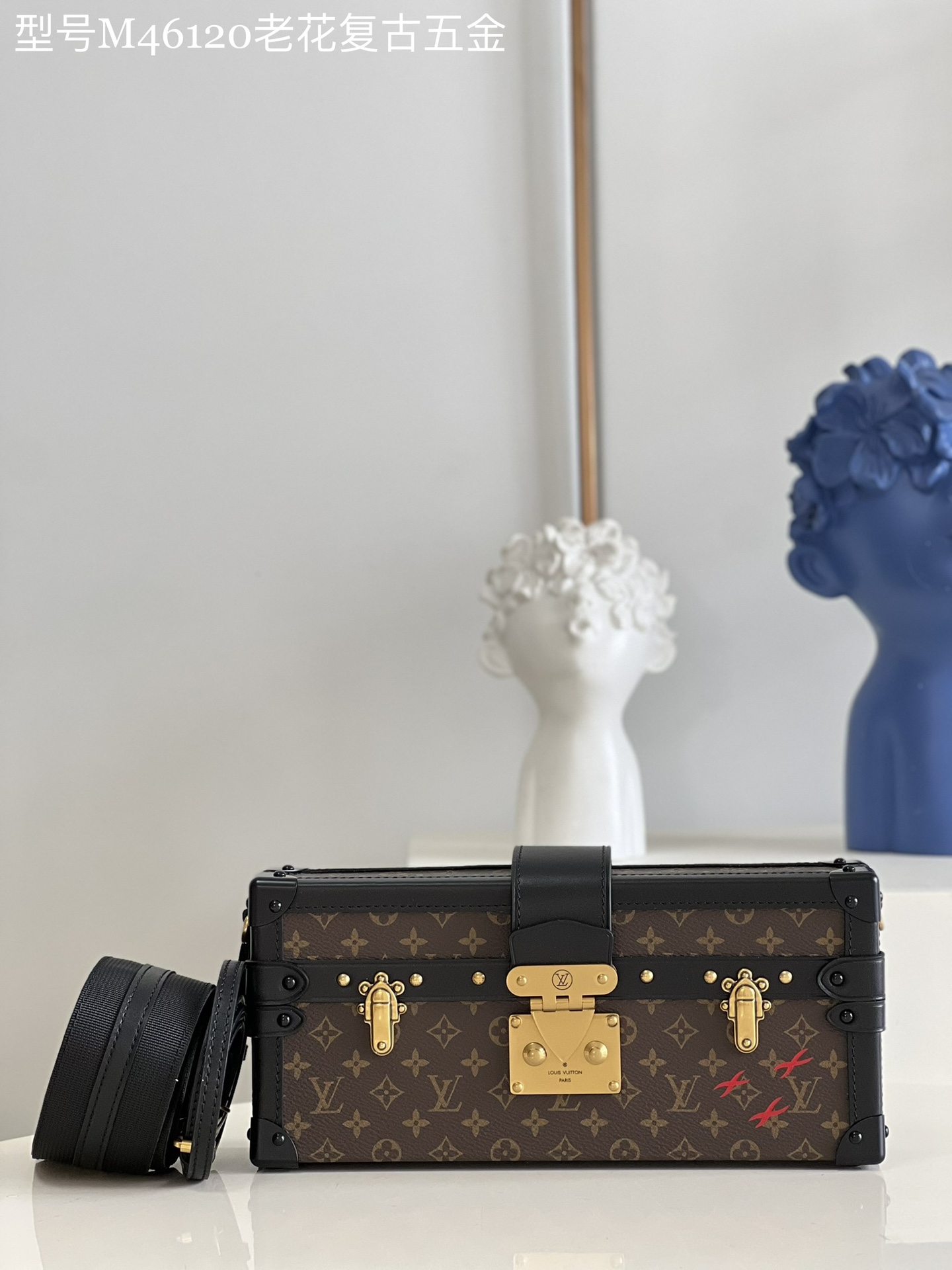 NO:398988,[Exclusive real photo of M46120 old-fashioned vintage hardware] Nicolas Ghesquière extends the classic Petite Malle handbag horizontally to create this Petite Malle East West handbag, greeting the birth anniversary of Mr. Louis Vuitton. Monogram canvas combined with leather trim, can be reproduced in the spring and summer show style, and can also be used to removable shoulder straps with one of the shoulders. Detailed features 27 x 12 x 6.5 cm (length x height x width) [Warm reminder This model is equipped with two shoulder straps by default] SZ.,LV [original leather],louis vuitton,louis vuitton19860909【独家实拍M46120老花老花复古五金】Nicolas Ghesquière 将经典 Petite Malle 手袋横向延伸,打造此款 Petite Malle East West 手袋,致意路易威登先生诞辰 周年.Monogram 帆布结合皮革饰边,手提可再现 春夏秀场造型,亦可通过可拆卸肩带之一肩背.详细特征27 x 12 x 6.5 厘米 (长度 x 高 x 宽)【温馨提示此款默认配两条肩带】 SZ.,LV【原厂皮】,louis vuitton,louis vuitton,Bag