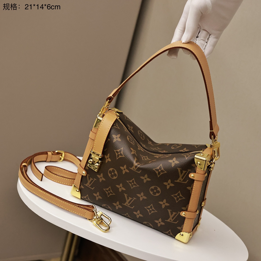 LV2023秀场软箱子包💰320 谷爱凌秀场同款，大胆的用软硬兼施的设计理念，灵感源自品牌的旅行箱，皮质却极为柔软，包身饰有弯角，直角和传统的旅行箱元素，做到了皮革和金属，柔软和坚硬的完美融合。 规格：21*14*6cm