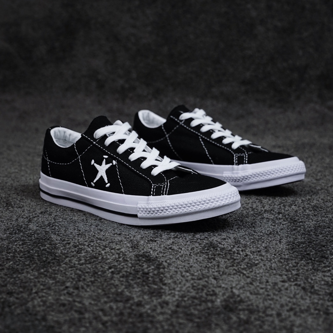 H0 Stussy x Converse Chuck Taylor 斯图西木村款 2022全新联名鞋款 海外地区同步发售 美国潮牌 斯图西Stussy与匡威联手打造的全新1970s联名帆布鞋 鞋面采用亚麻结构制成 舒适透气 全鞋最大亮点就是星星刺绣标志你心动了吗？