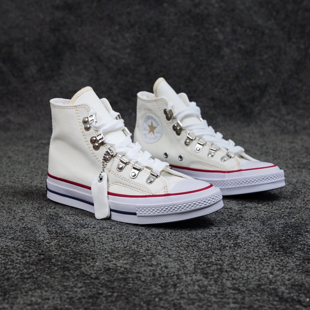 G0 PgLang x Converse Chuck 70s匡威扣件机能风纯白帆布鞋这双pglang联名款真的细节拉满以往不同的是把鞋带穿孔处的铜扣换成了登山机能风格鞋带扣，整双鞋在鞋底以及鞋垫都暗藏乾坤。\r小细节 小设计很多 很夏天