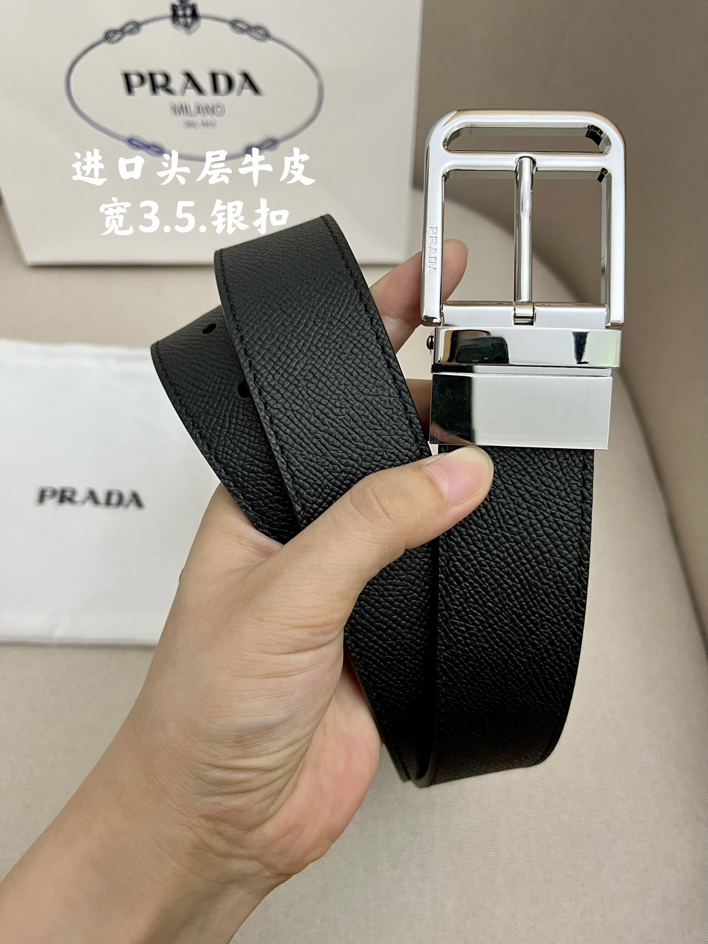 I0 pPRADA 普拉达 专柜 男士休闲腰带 宽3.4cm 这款腰带结合金属和优质Saffiano皮革两种材质,并饰以优雅丝印徽标带扣,勾勒精致细节,是Prada男士成衣系列的理想配饰.