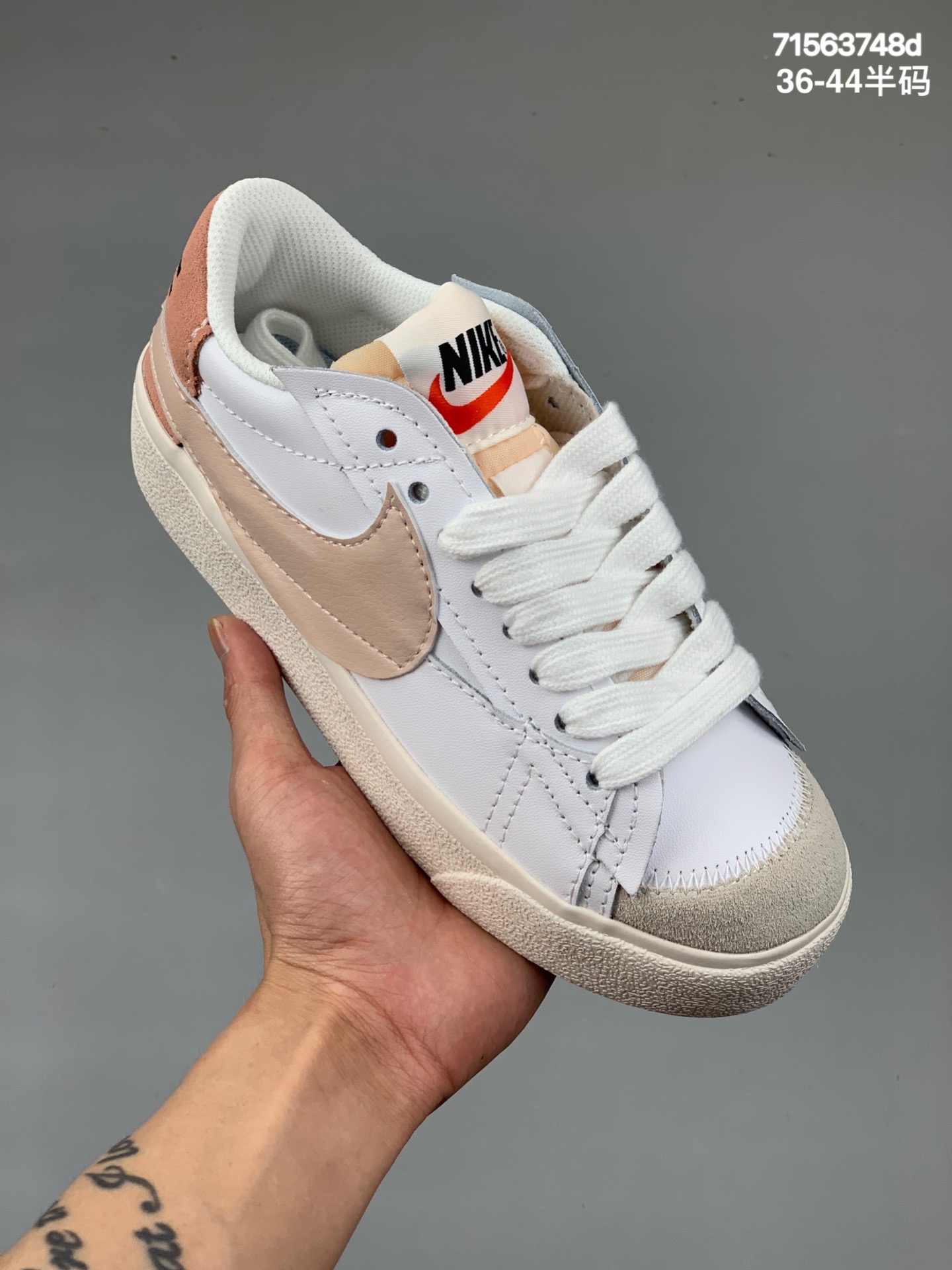 本地
厚底  Blazer Low ’1977 Jumbo 经典开拓者低帮百搭休闲运动板鞋。采用环保材料的大底 独特的鞋面连者鞋底印刷，演绎出了这个配色的独特风格，眼前的新设计选用皮质。配出当下流行的阴阳元素。呈现属于现代潮流的美感。 
货号: DQ1470 
尺码：36-44带半码
编码：71563748d