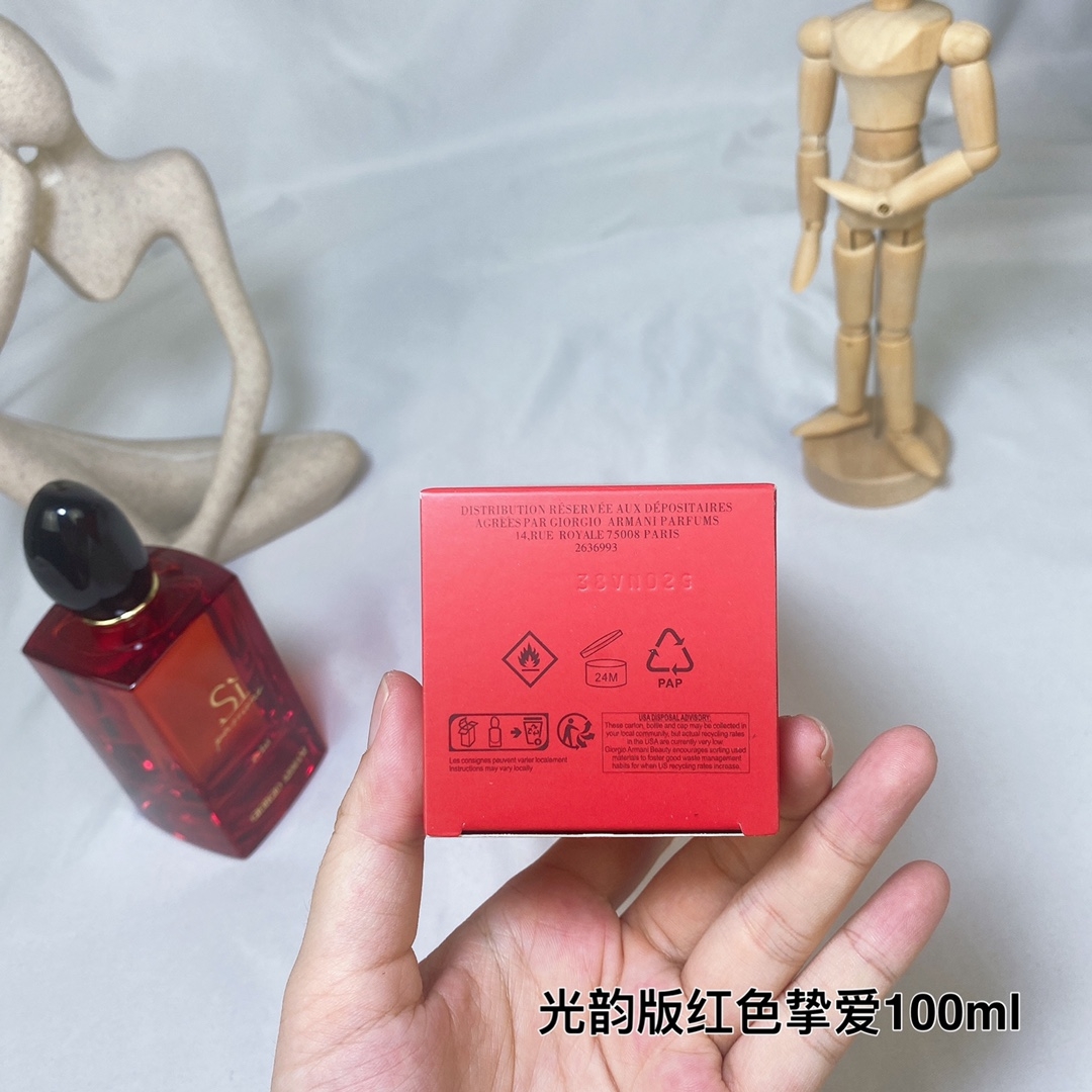95💰专柜品质
armani阿玛尼2022新品si光韵版红色挚爱迷情eclat版女香100ml
这款英文名是si passione eclat de parfum,
光韵版,2022
前调:黑醋栗卡拉布里亚香柠檬
中调:五月玫瑰大马士革玫瑰
后调:白麝香马达加斯加香草