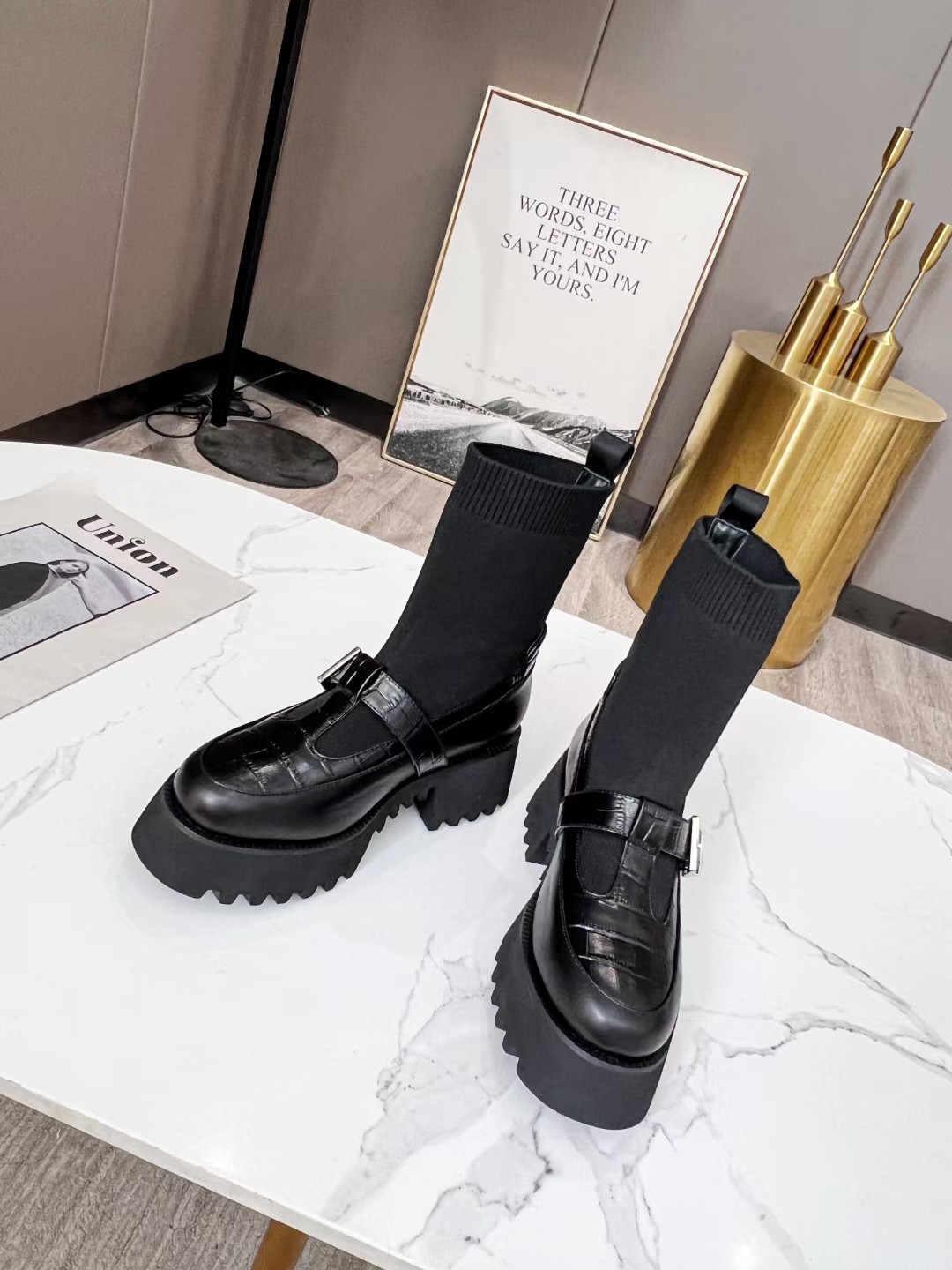 2022  Prada 普拉达 顶级版本 袜子靴来了,穿着舒适高雅 专柜原版开模大底1:1复刻 防滑耐磨 面料：进口蛇纹皮十小牛皮 内里采用进口水染羊皮里 羊皮垫脚 专柜原包装 码数35-4142订做