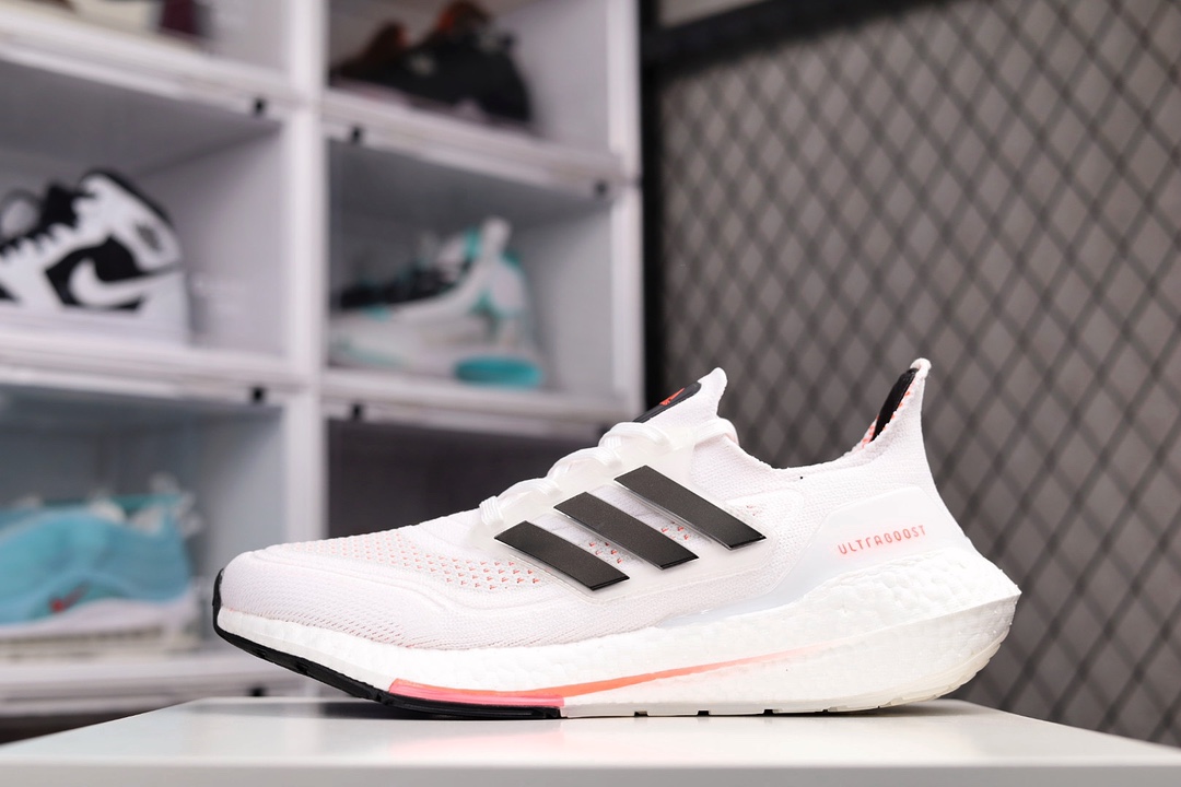 G0 Adidas UltraBoost 21 加厚爆米花袜套式针织鞋面休闲运动慢跑鞋。公司级真标真爆材质全新鞋面缝线补强Torsion Spring 抗扭转系统 UB 21依旧采用了针织鞋面的设计，但是鞋面的设计语言却并不单调。半透明的鞋面，以及前掌附近的纹路图案，还有在鞋面上的点缀设计。特别是这个上翘的“后臀”，着实惹人“扎眼”。 在“时尚”和“运动”这两种概念的结合中，阿迪达斯的设计理念依然可以说是走在世界前列的。即将推出的Ultra Boost 21更是以更高性能的工程设计，回归UB的根基