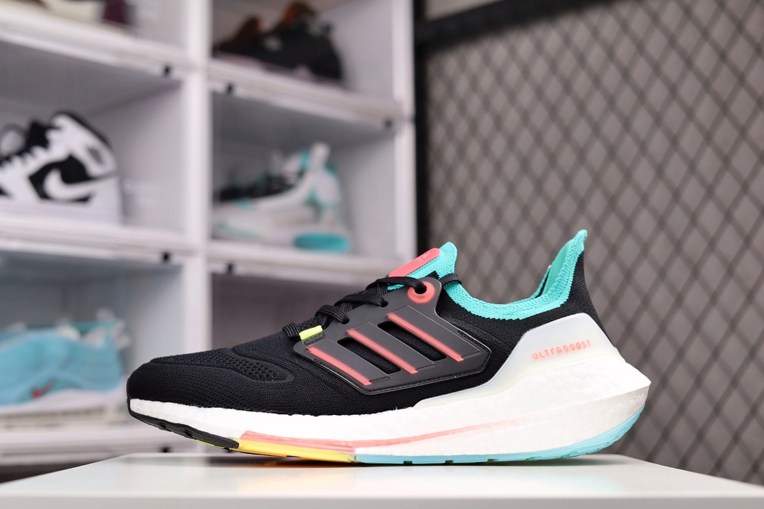 G0 Adidas UltraBoost 21 加厚爆米花袜套式针织鞋面休闲运动慢跑鞋。公司级真标真爆材质全新鞋面缝线补强Torsion Spring 抗扭转系统 UB 21依旧采用了针织鞋面的设计，但是鞋面的设计语言却并不单调。半透明的鞋面，以及前掌附近的纹路图案，还有在鞋面上的点缀设计。特别是这个上翘的“后臀”，着实惹人“扎眼”。 在“时尚”和“运动”这两种概念的结合中，阿迪达斯的设计理念依然可以说是走在世界前列的。即将推出的Ultra Boost 21更是以更高性能的工程设计，回归UB的根基