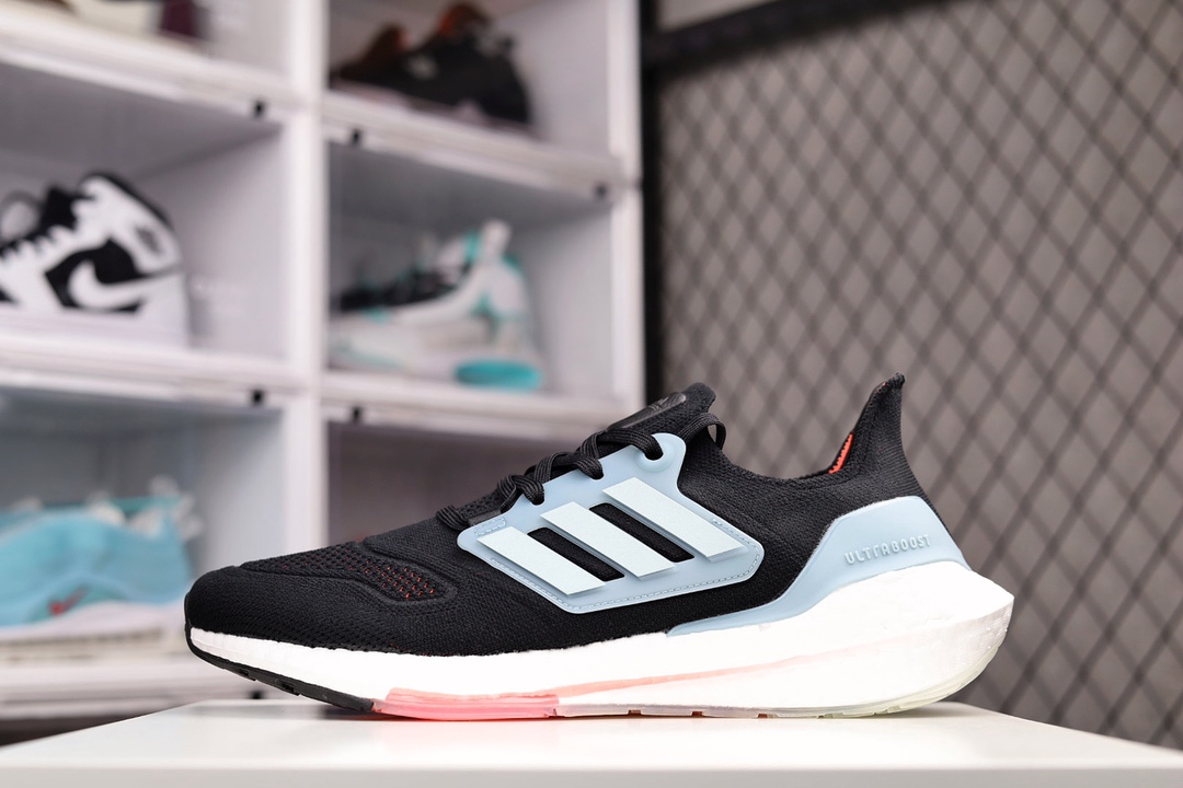 G0 Adidas UltraBoost 21 加厚爆米花袜套式针织鞋面休闲运动慢跑鞋。公司级真标真爆材质全新鞋面缝线补强Torsion Spring 抗扭转系统 UB 21依旧采用了针织鞋面的设计，但是鞋面的设计语言却并不单调。半透明的鞋面，以及前掌附近的纹路图案，还有在鞋面上的点缀设计。特别是这个上翘的“后臀”，着实惹人“扎眼”。 在“时尚”和“运动”这两种概念的结合中，阿迪达斯的设计理念依然可以说是走在世界前列的。即将推出的Ultra Boost 21更是以更高性能的工程设计，回归UB的根基