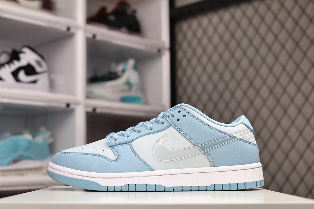 H0 Nike Dunk Low 耐克 SB 低帮 蓝灰 整双鞋采用了柔和的蓝色和灰色为主色调呈现，视觉效果俏皮可爱。鞋面采用大面积麂皮材质打造，带来出众质感表现。最为特别是的是，这双鞋的侧身Swoosh Logo是以透明的样式示人，透过Swoosh可以很清晰得看清楚鞋面内部，十分有辨识度。最后以白色的中底和蓝色的外底来收尾，完善了整体设计