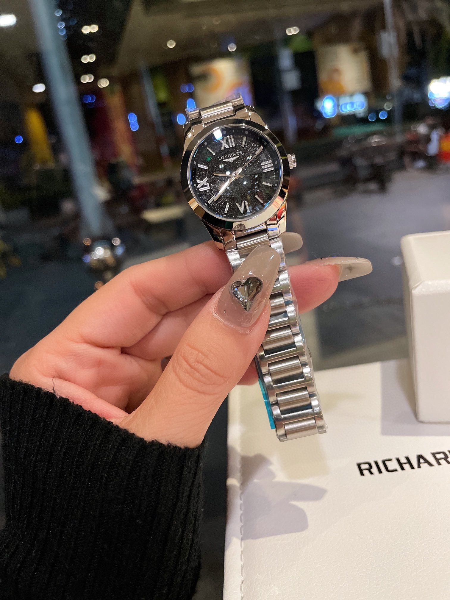 K5  浪琴 Longines 表结合女性材质与动感线条 打造出全新康柏系列Conquest Classic腕表 腕表仍然忠实于该品牌的标志性优雅气质 该系列腕表采用进口日本石英机芯 走时精准无比 并采用精钢表链 精致而细腻 完美符合当代女性需求