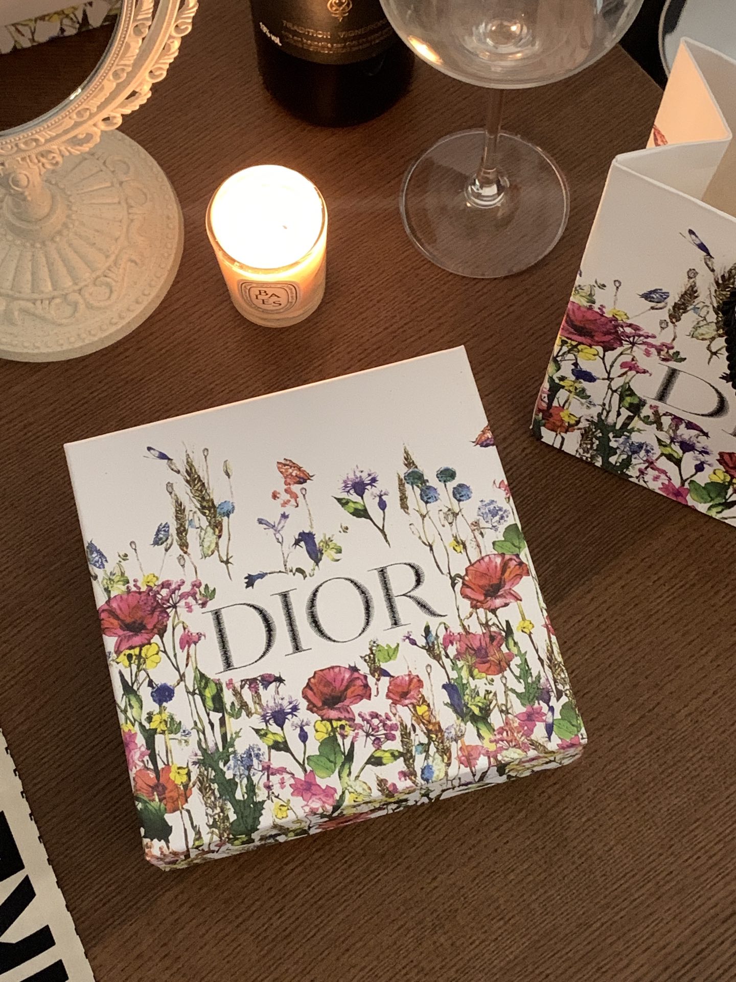 💰120 气质和美貌拿捏到位
▪️七夕礼物送闺蜜送女友

送礼牌面 𝐝𝐢𝐨𝐫颜值新巅峰
说是美妆界的选美皇后真的不虚！
高端大气还美到仙气飘飘！
千鸟格外壳超贵的感觉！
实在是太美太高级了限量款
别说是不喜欢了 哪怕是不惊艳你都来找我