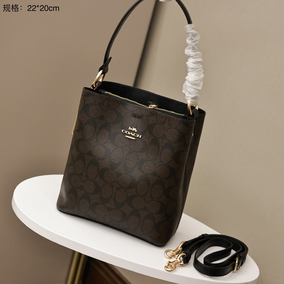 蔻驰Town水桶包💰220 原单全套 轻巧能装很实用. 长短两条肩带.可手提可斜挎. 包包中间还有拉链隔层.容纳性也好.最经典的logo配色.非常大气百搭. 规格:22*20cm