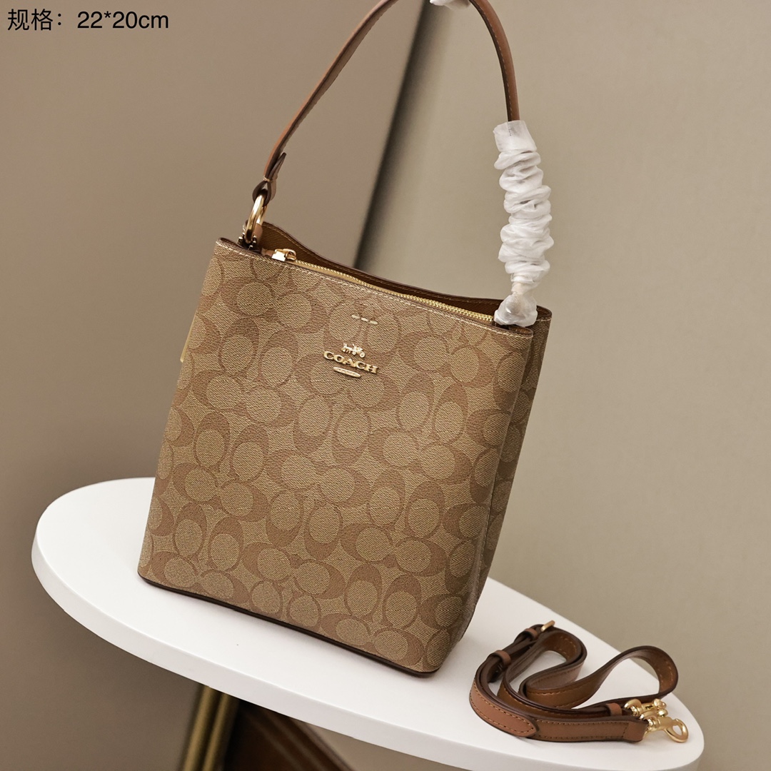 蔻驰Town水桶包💰220 原单全套. 轻巧能装很实用. 长短两条肩带.可手提可斜挎. 包包中间还有拉链隔层.容纳性也好.最经典的logo配色.非常大气百搭. 规格:22*20cm