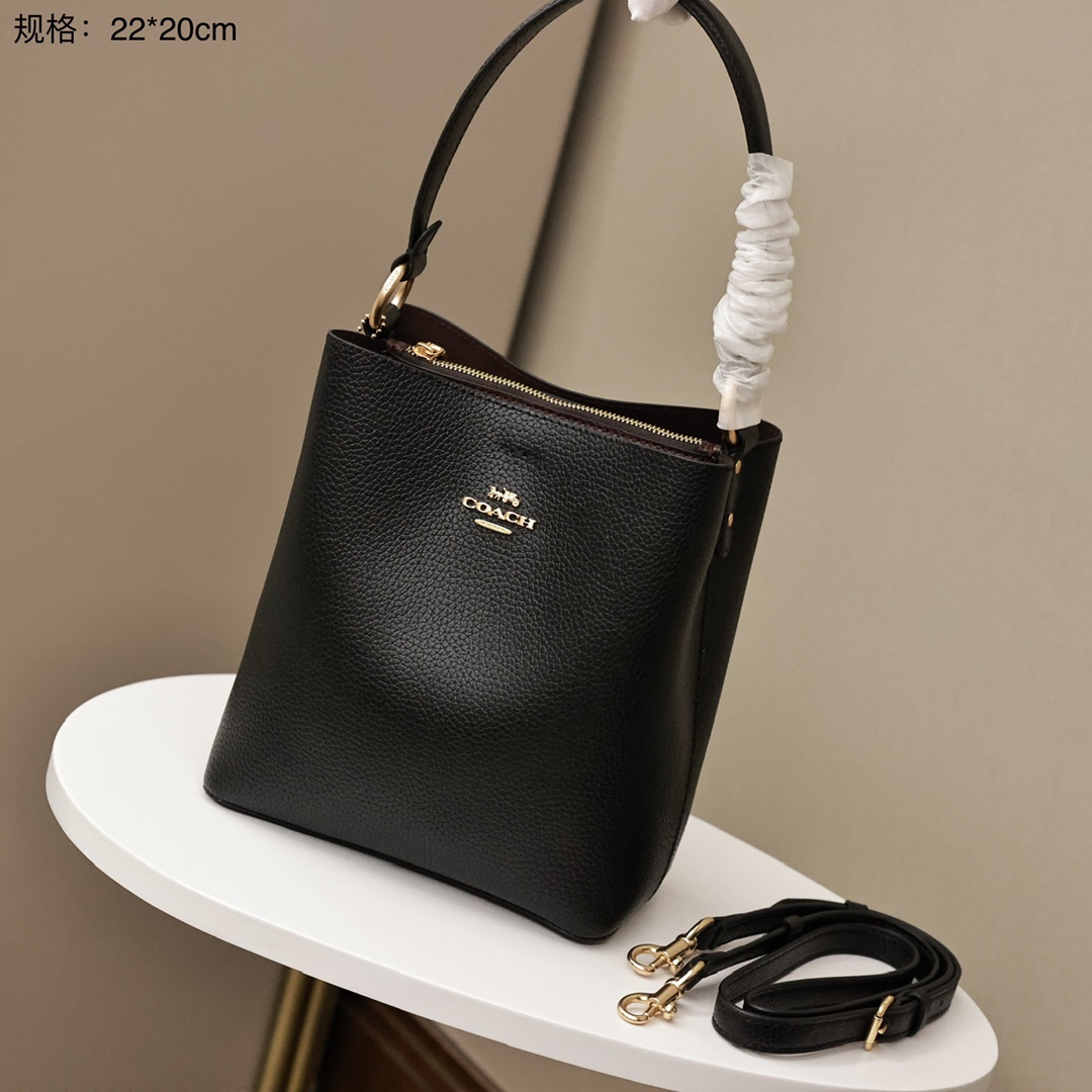 蔻驰Town水桶包💰220 原单全套. 轻巧能装很实用. 长短两条肩带.可手提可斜挎. 包包中间还有拉链隔层.容纳性也好.最经典的logo配色.非常大气百搭. 规格:22*20cm