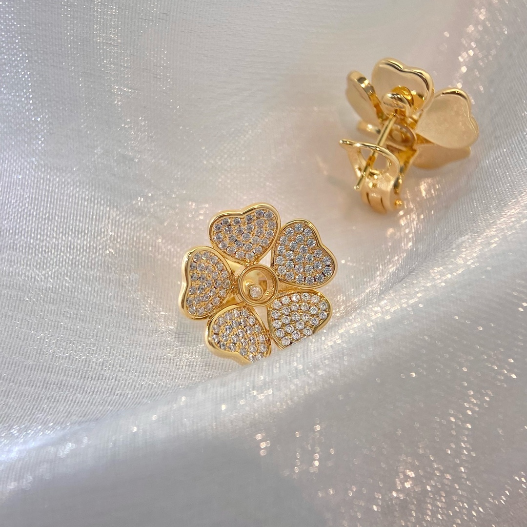 
萧邦Happy Hearts Flowers 耳环 以萧邦的标志性心形为主题，将五花瓣镶钻组成花冠围绕