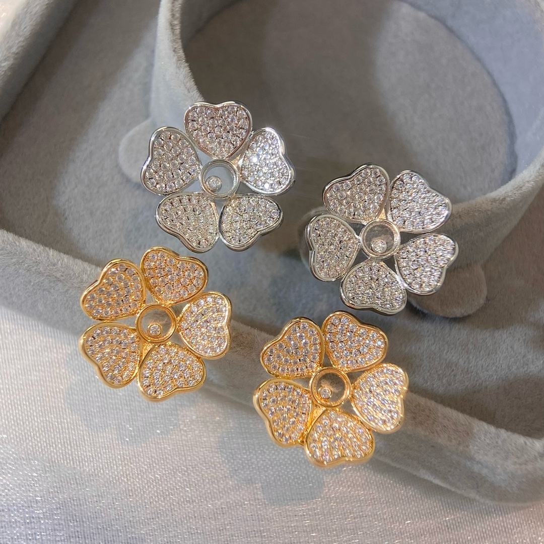 
萧邦Happy Hearts Flowers 耳环 以萧邦的标志性心形为主题，将五花瓣镶钻组成花冠围绕