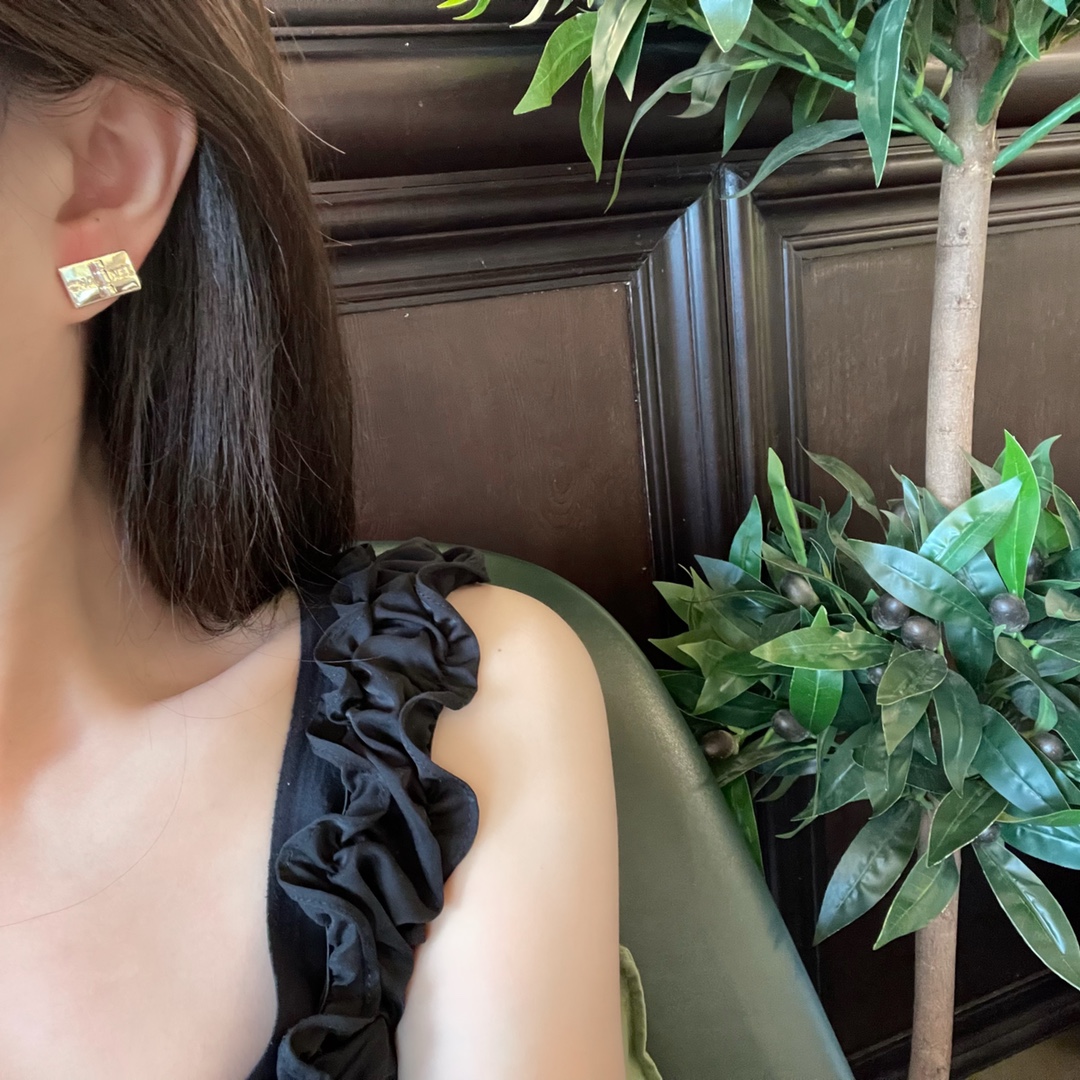 新款☑️CHANEL香奈儿方形金色耳钉耳环
