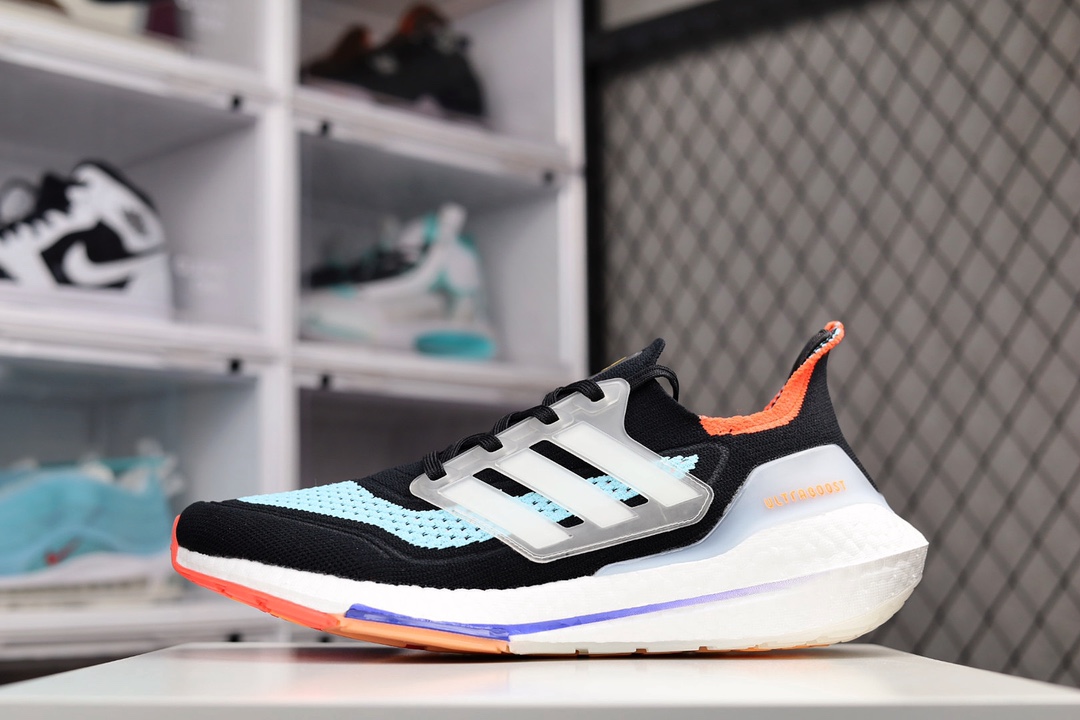G0 Adidas UltraBoost 21 加厚爆米花袜套式针织鞋面休闲运动慢跑鞋。公司级真标真爆材质全新鞋面缝线补强Torsion Spring 抗扭转系统 UB 21依旧采用了针织鞋面的设计，但是鞋面的设计语言却并不单调。半透明的鞋面，以及前掌附近的纹路图案，还有在鞋面上的点缀设计。特别是这个上翘的“后臀”，着实惹人“扎眼”。 在“时尚”和“运动”这两种概念的结合中，阿迪达斯的设计理念依然可以说是走在世界前列的。即将推出的Ultra Boost 21更是以更高性能的工程设计，回归UB的根基。