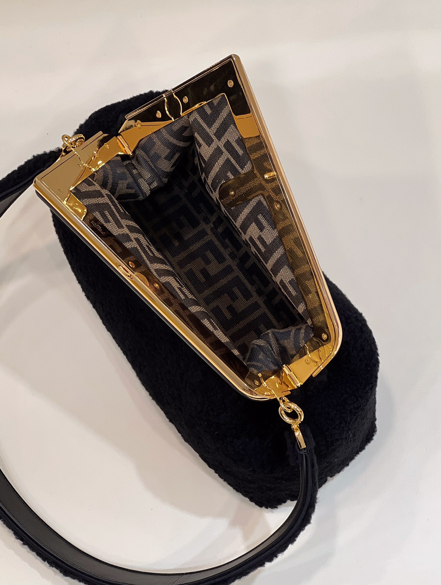 FENDI芬迪first系列F字母羔羊毛肩背包80026L