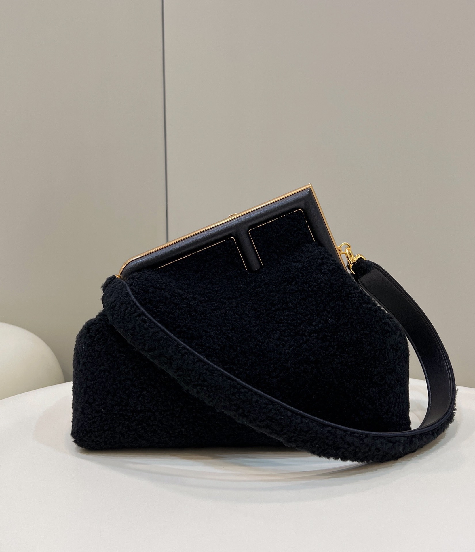 FENDI芬迪first系列F字母羔羊毛肩背包80026L