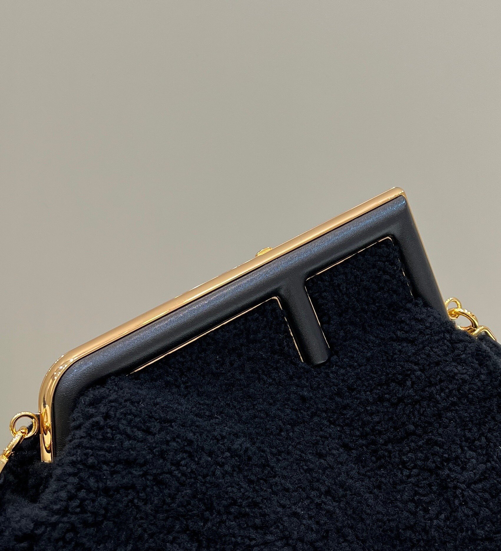 FENDI芬迪first系列F字母羔羊毛肩背包80026L