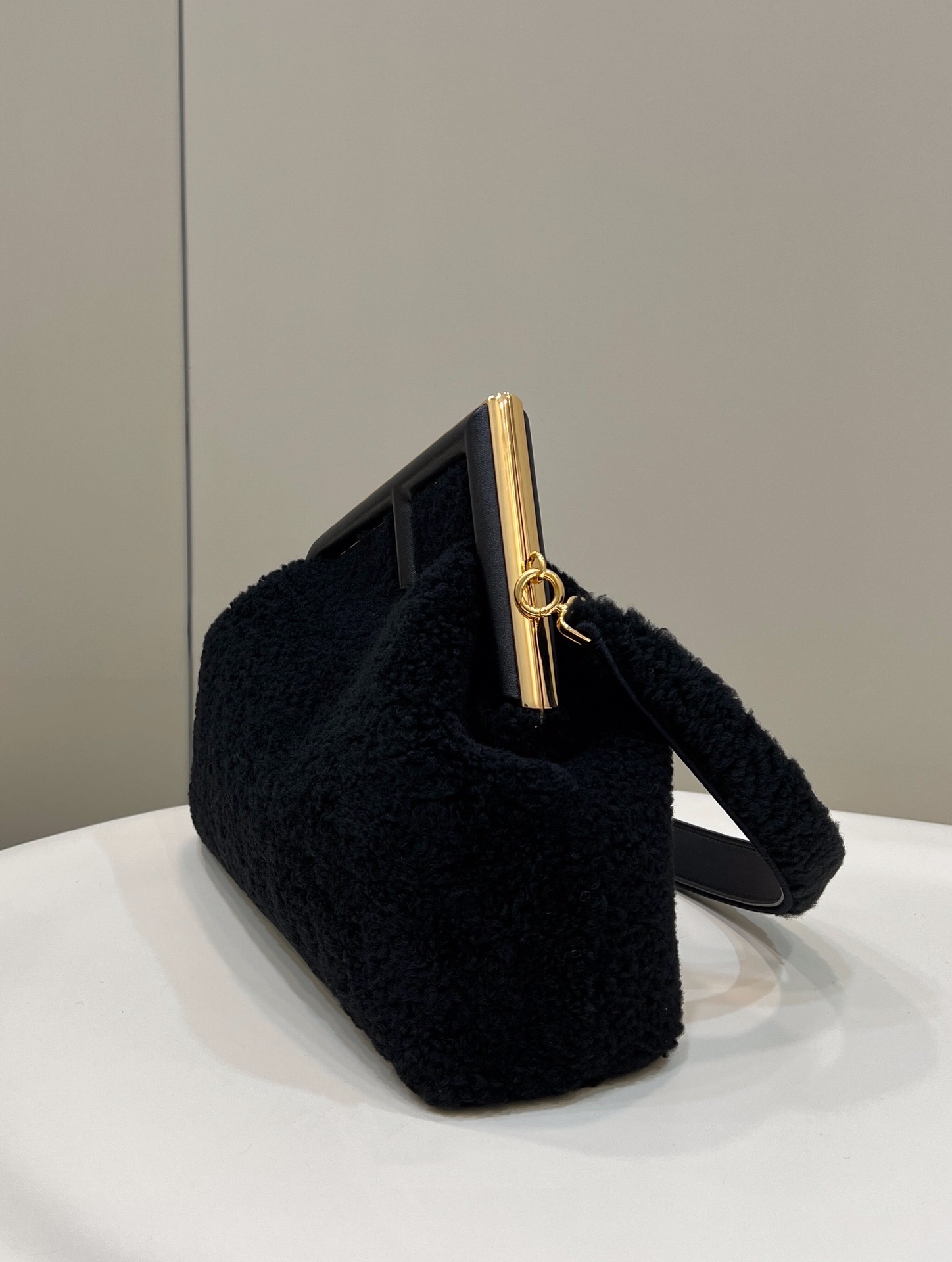 FENDI芬迪first系列F字母羔羊毛肩背包80026L