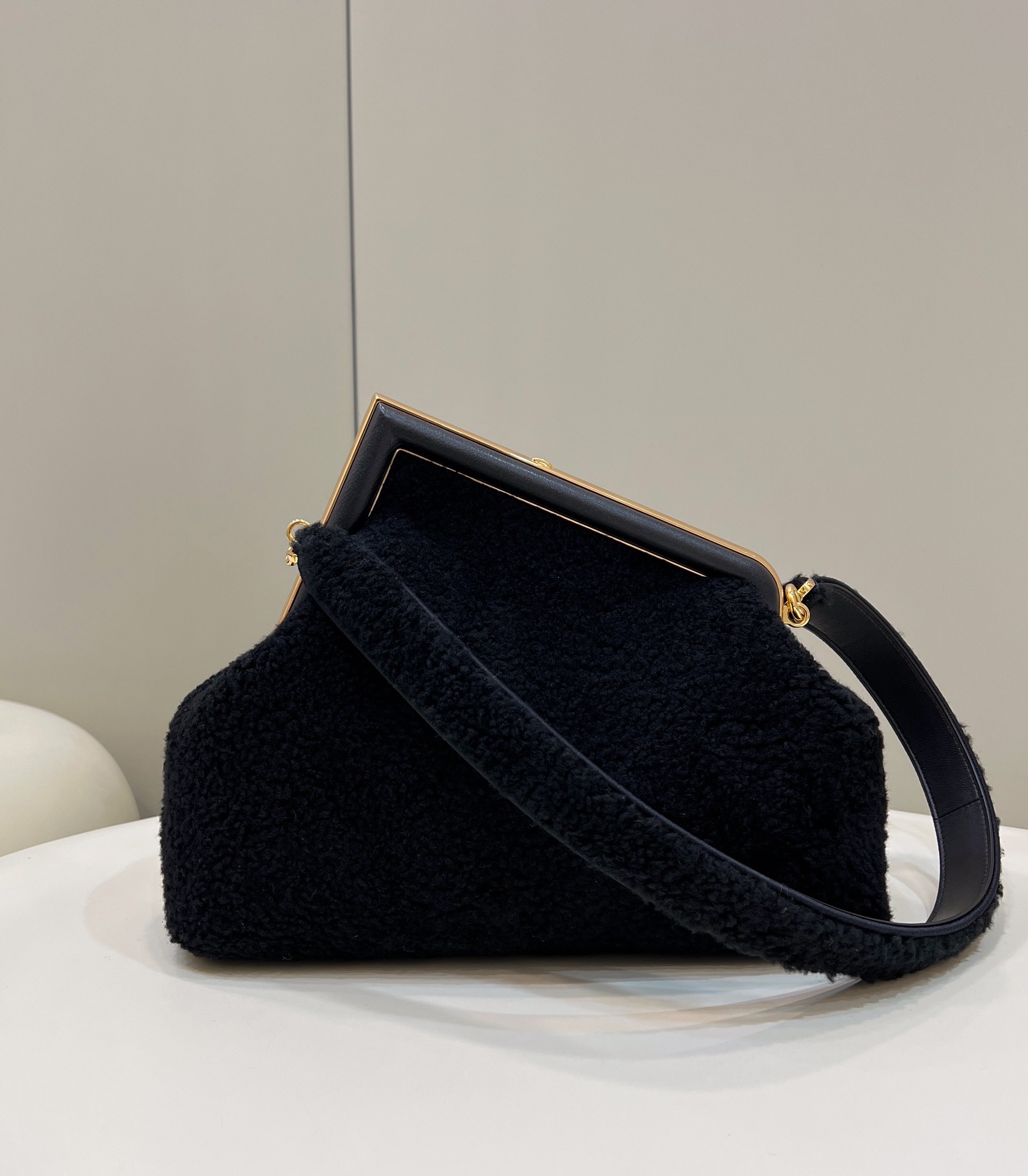 FENDI芬迪first系列F字母羔羊毛肩背包80026L