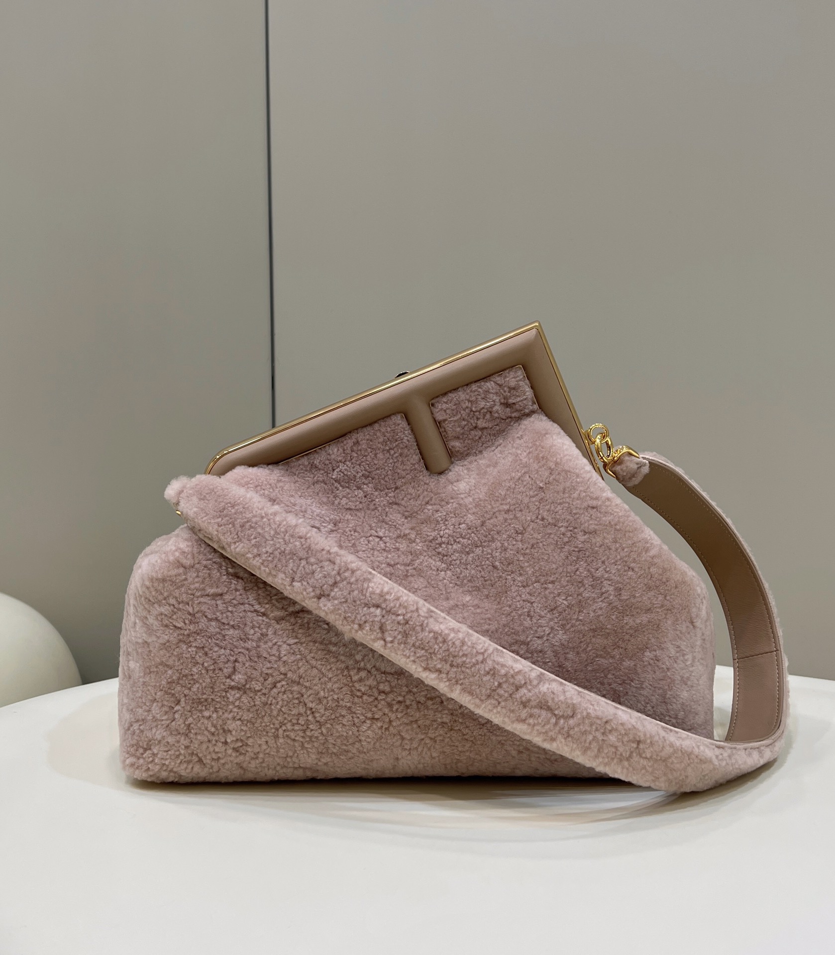 FENDI芬迪first系列F字母羔羊毛肩背包80026L