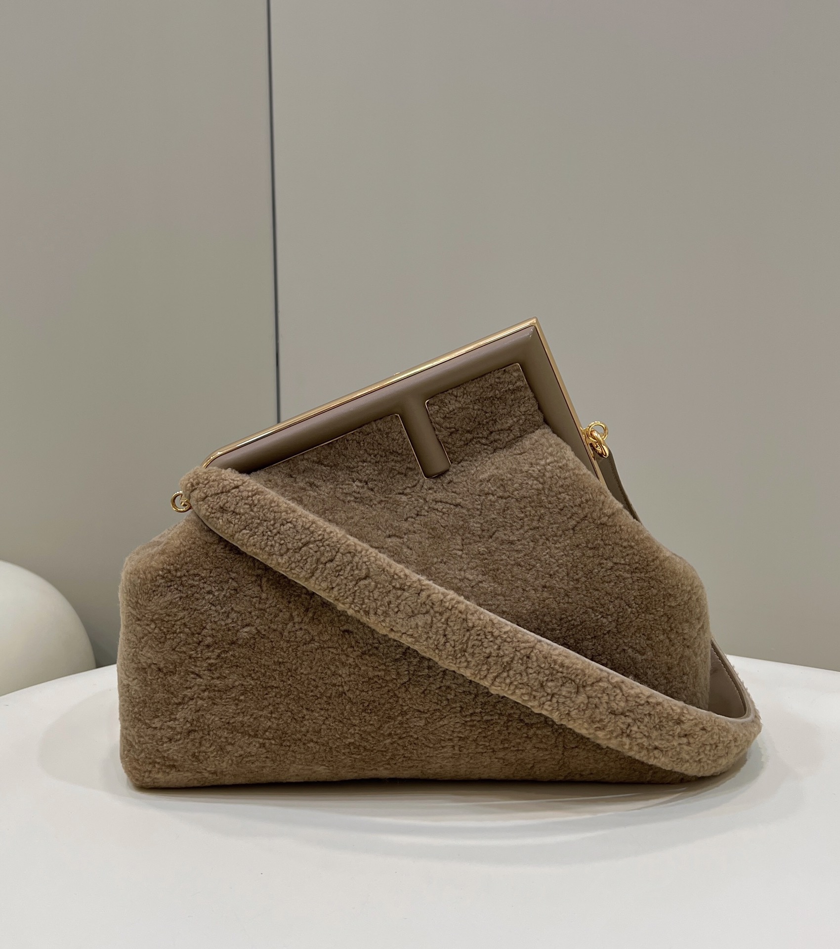 FENDI芬迪first系列F字母羔羊毛肩背包80026L