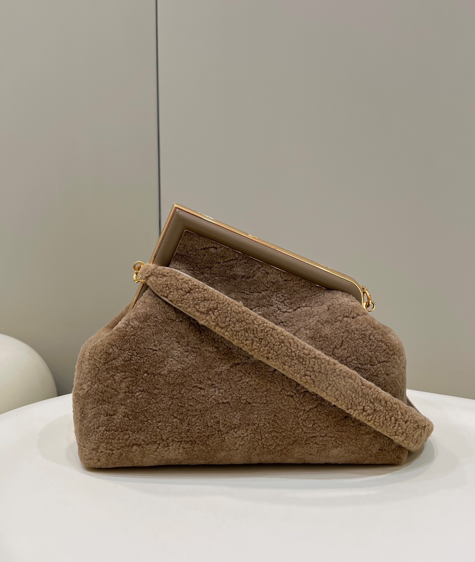 FENDI芬迪first系列F字母羔羊毛肩背包80026L