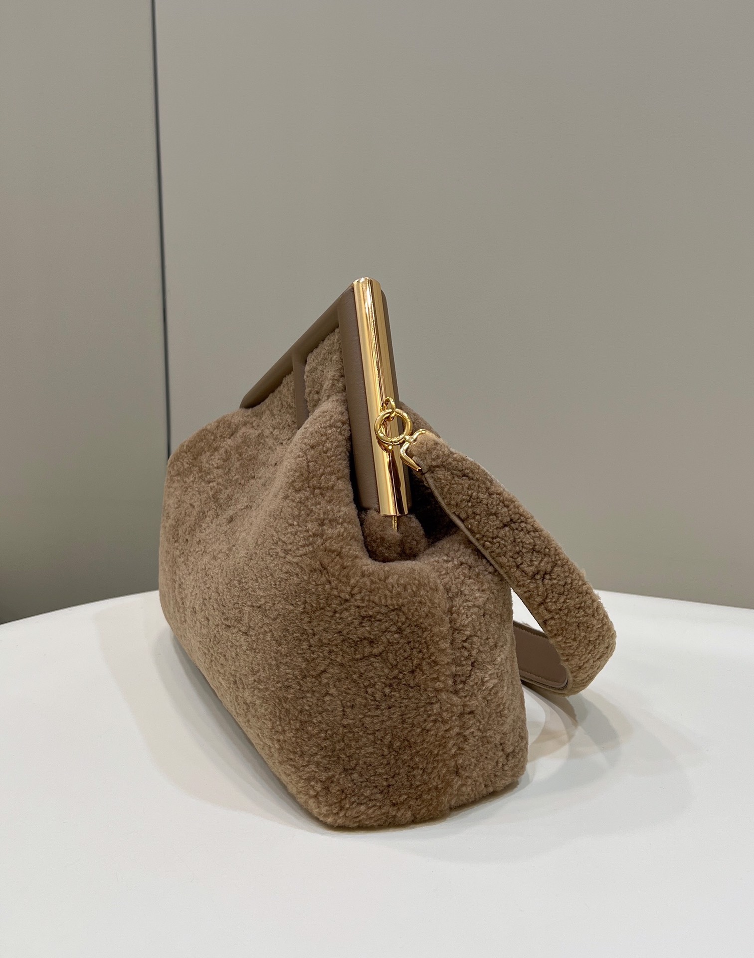 FENDI芬迪first系列F字母羔羊毛肩背包80026L