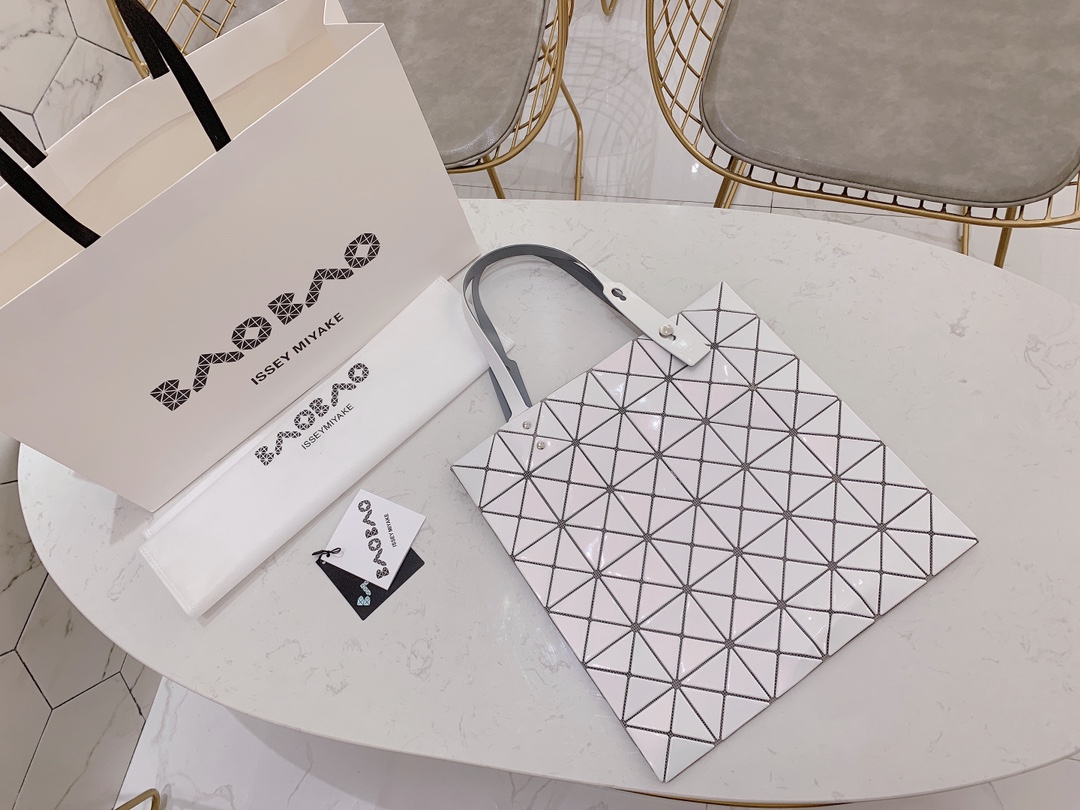 Issey Miyake Bao Bao Iridescent White Tote Bag - Geometric Design - 34x34 cm 4 i1657957157 3934 1