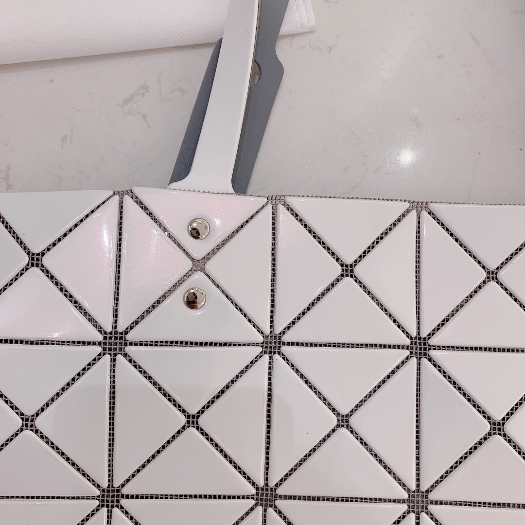 Issey Miyake Bao Bao Iridescent White Tote Bag - Geometric Design - 34x34 cm 8 i1657957157 4269 4