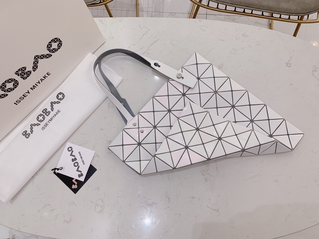 Issey Miyake Bao Bao Iridescent White Tote Bag - Geometric Design - 34x34 cm 5 i1657957157 6314 2