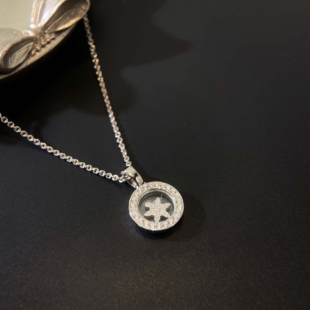 萧邦Happy系列项链，快乐钻石系列，标志性的舞动美钻催生出happy spirit系列。它是一个充满魅