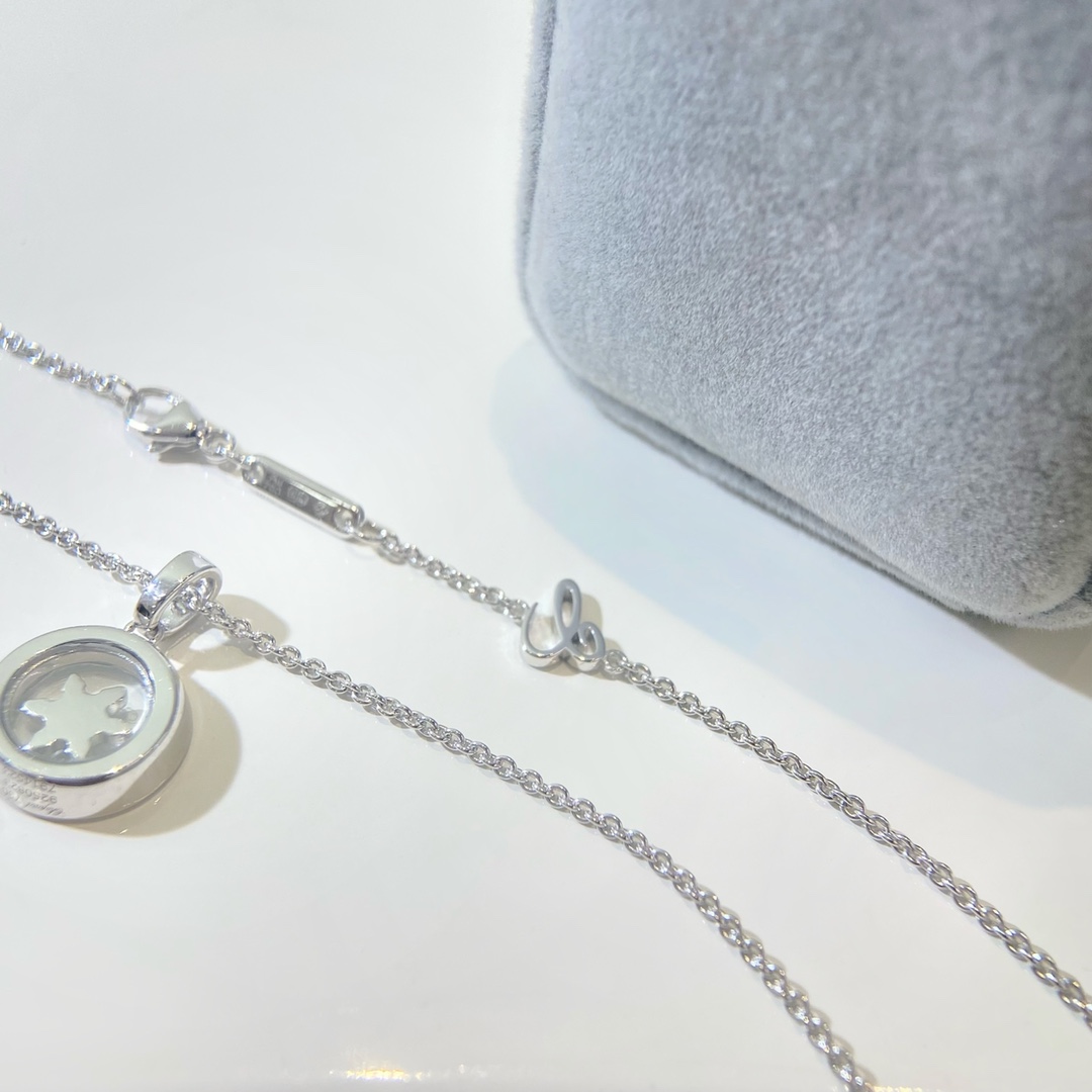 萧邦Happy系列项链，快乐钻石系列，标志性的舞动美钻催生出happy spirit系列。它是一个充满魅