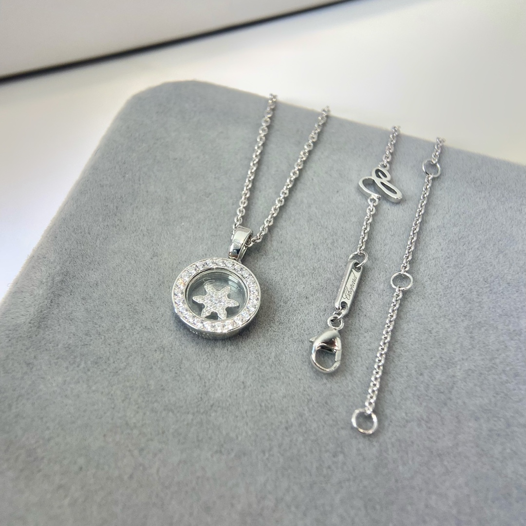 萧邦Happy系列项链，快乐钻石系列，标志性的舞动美钻催生出happy spirit系列。它是一个充满魅