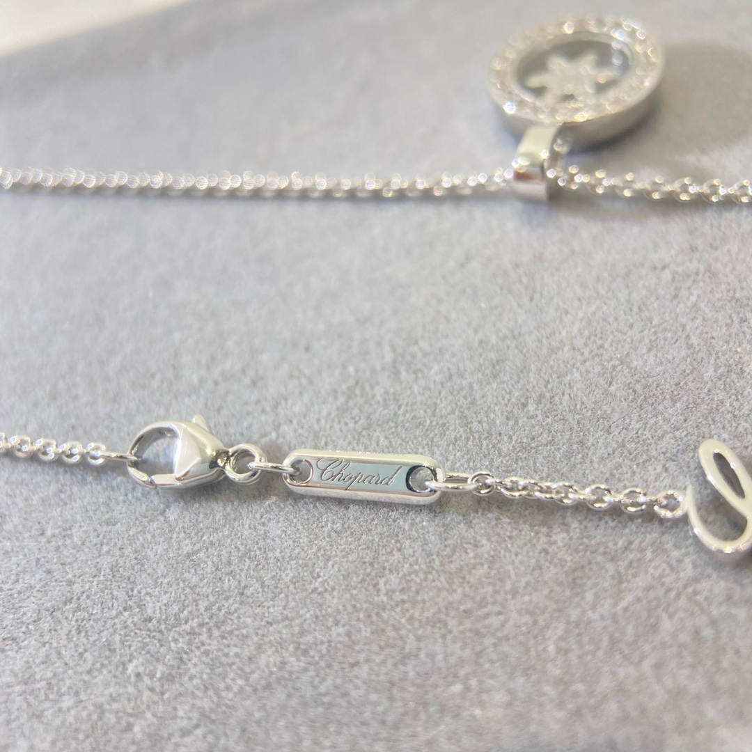 萧邦Happy系列项链，快乐钻石系列，标志性的舞动美钻催生出happy spirit系列。它是一个充满魅