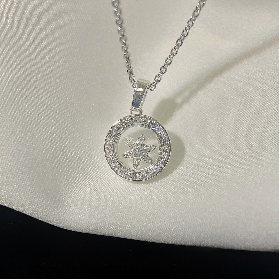 萧邦Happy系列项链，快乐钻石系列，标志性的舞动美钻催生出happy spirit系列。它是一个充满魅