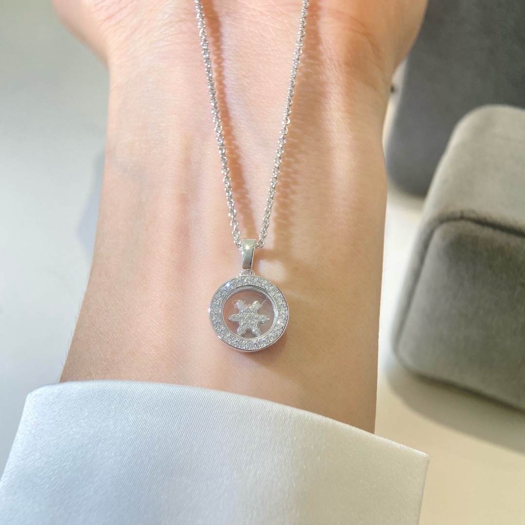 萧邦Happy系列项链，快乐钻石系列，标志性的舞动美钻催生出happy spirit系列。它是一个充满魅