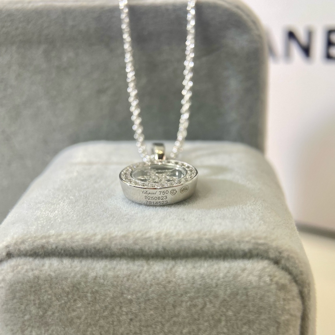 萧邦Happy系列项链，快乐钻石系列，标志性的舞动美钻催生出happy spirit系列。它是一个充满魅