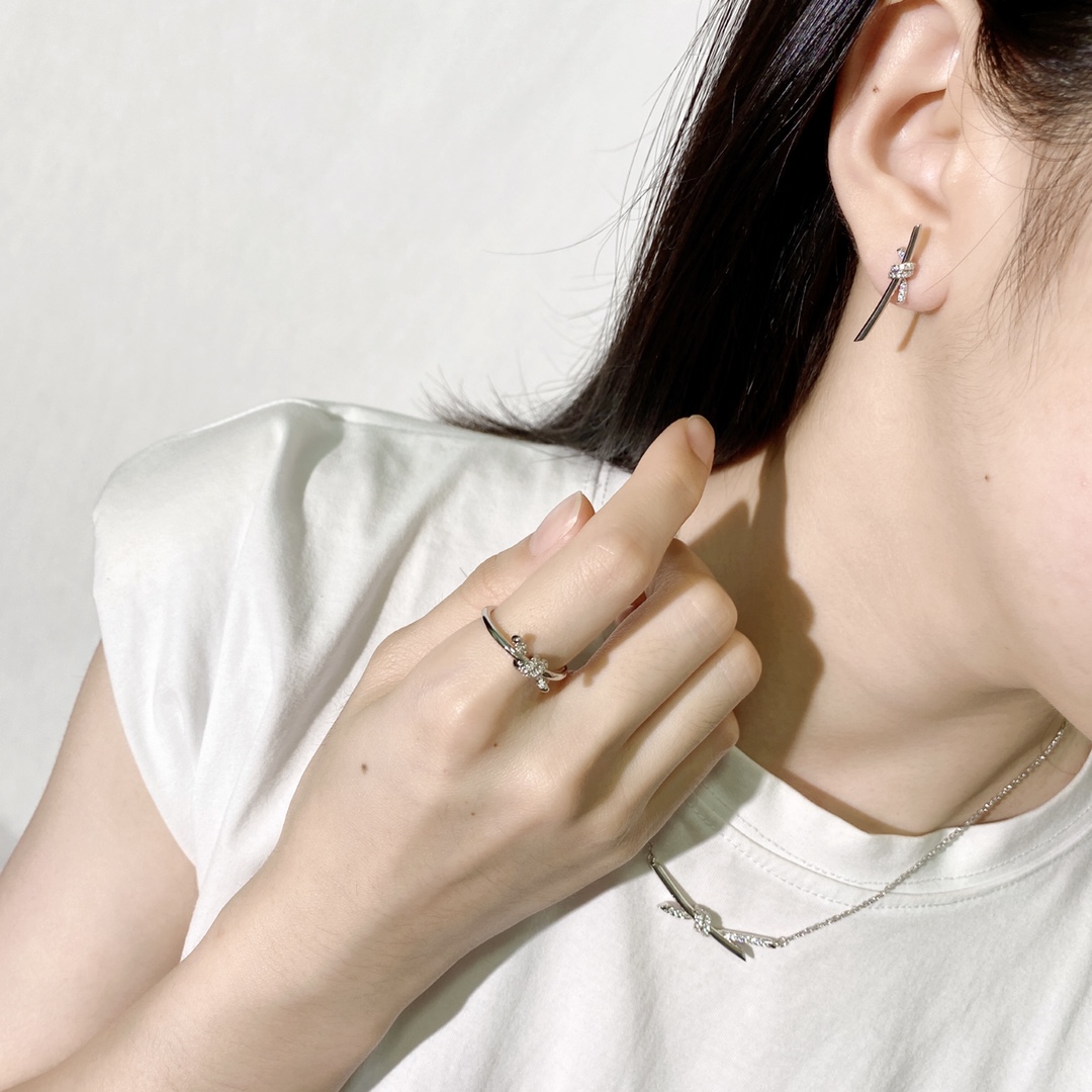 Tiffany & Co. 童瑶谷爱凌同款TFN蒂夫尼Tiffany Knot系列新款绳结镶钻耳钉到货 黄铜材料电镀18k金白金