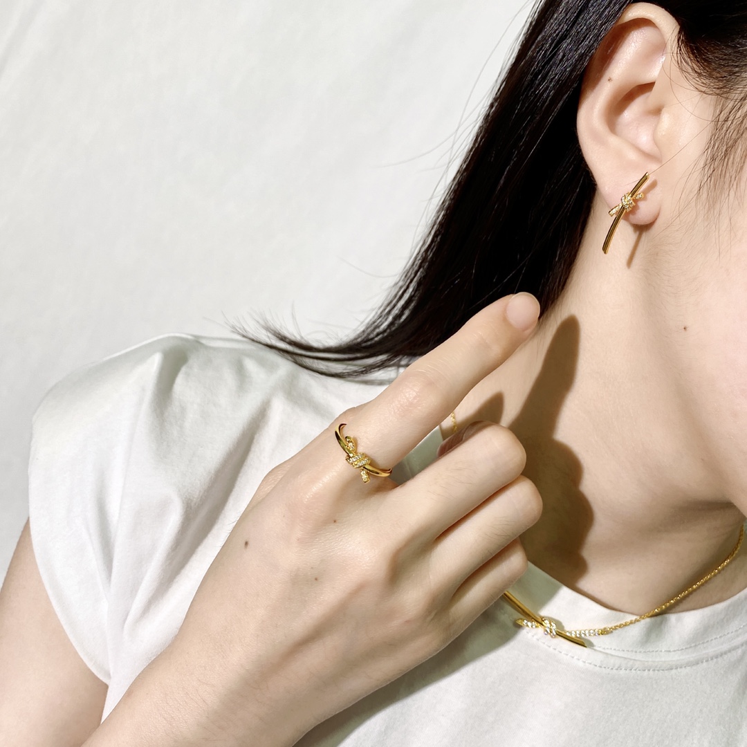 Tiffany & Co. 童瑶谷爱凌同款TFN蒂夫尼Tiffany Knot系列新款绳结镶钻耳钉到货 黄铜材料电镀18k金白金