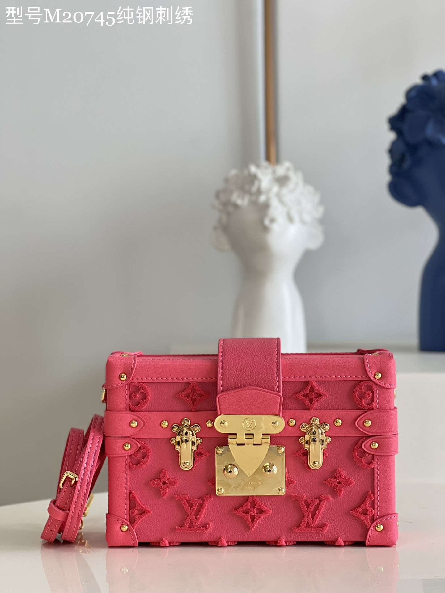 NO:398991,[Exclusive real photo M20745 pure steel embroidery] This Petite Malle handbag is made of tufted grain cowhide leather. With exquisite embroidery Monogram pattern, it creates a velvety smooth texture through careful control of the stitching, making the classic design modern. Detailed features 20 x 12.5 x 6 cm (length x height x width) Z.,LV [original leather],louis vuitton,cowhide19860909【独家实拍M20745纯钢刺绣】本款 Petite Malle 手袋取材簇绒粒面牛皮革,借由精湛匠艺刺绣 Monogram 图案,通过对缝线的细致把控营造天鹅绒般的柔滑质感,令经典设计焕发摩登姿彩. 详细特征20 x 12.5 x 6 厘米 (长度 x 高 x 宽) Z.,LV【原厂皮】,louis vuitton,cowhide,Bag