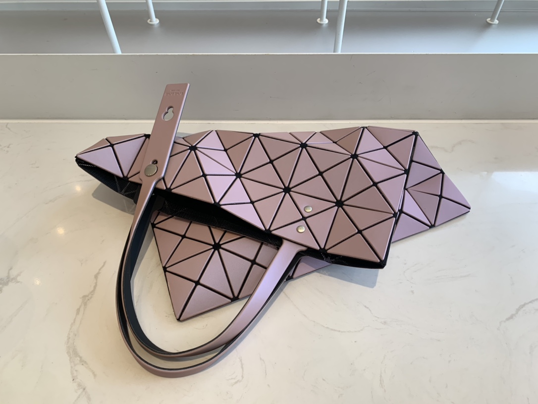 Issey Miyake BAO BAO Limited Edition Iridescent Pink Tote Bag - Stylish & Versatile 6 i1657962001 9942 3