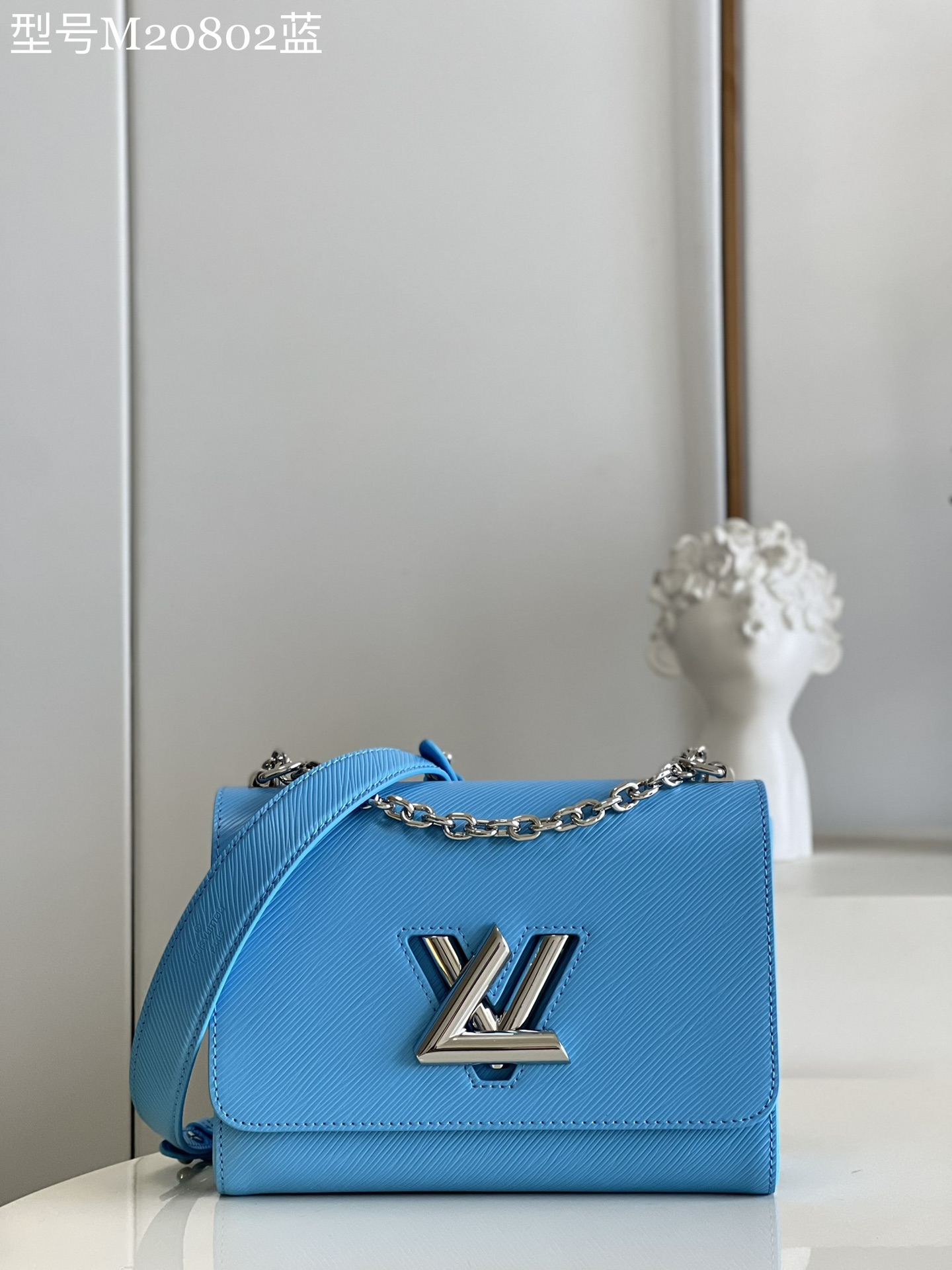 NO:399000,【Exclusive real photo M20802 blue】m50280 Twist medium chain bag in the resort series declares neoclassical style. The brand's iconic Epi leather is decorated with sculptural LV Twist twist locks, releasing the dazzling luster of metal. The clever wavy bottom hides the mysterious capacity; the sliding chain shoulder strap folds or unfolds to achieve the shoulder or crossbody experience, and attend day and night with a beautiful temperament. Detailed features 23 x 17 x 9.5 cm (length x height x width) S.,LV [original leather],louis vuitton19860909【独家实拍M20802蓝】m50280 Twist 中号链条包于 度假系列宣告新古典主义风尚.取材品牌标志性 Epi 皮革,点缀宛如雕塑般的 LV Twist 扭锁,释放金属的耀目光泽.巧妙的波浪形包底暗藏容量玄机；滑链肩带折叠或展开,实现肩背或斜挎体验,以唯美气质出席昼夜场合.详细特征23 x 17 x 9.5 厘米 (长度 x 高 x 宽) S.,LV【原厂皮】,louis vuitton,Bag