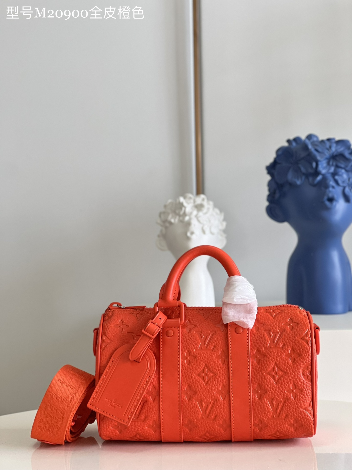 NO:398982,【Exclusive real photo of M20900 full leather orange】 The mini version of the M20930 Keepall series recreates new ideas. Taurillon Monogram cowhide leather shaping classic configuration, reinforced side straps and removable leather brand continue the iconic elements, and paired with dual handles and shoulder straps, providing excellent choices for urban elites. Detailed features 25 x 15 x 11 cm (length x height x width) Z.750,LV [original leather],louis vuitton,cowhide19860909【独家实拍M20900全皮橙色】 M20930 Keepall 系列的迷你版本再现新意.Taurillon Monogram 牛皮革塑造经典构型,加固侧带和可拆卸皮革名牌延续标志性元素,搭配双手柄和肩带,为都市精英提供优良之选.详细特征25 x 15 x 11 厘米 (长度 x 高 x 宽) Z.750,LV【原厂皮】,louis vuitton,cowhide,Bag