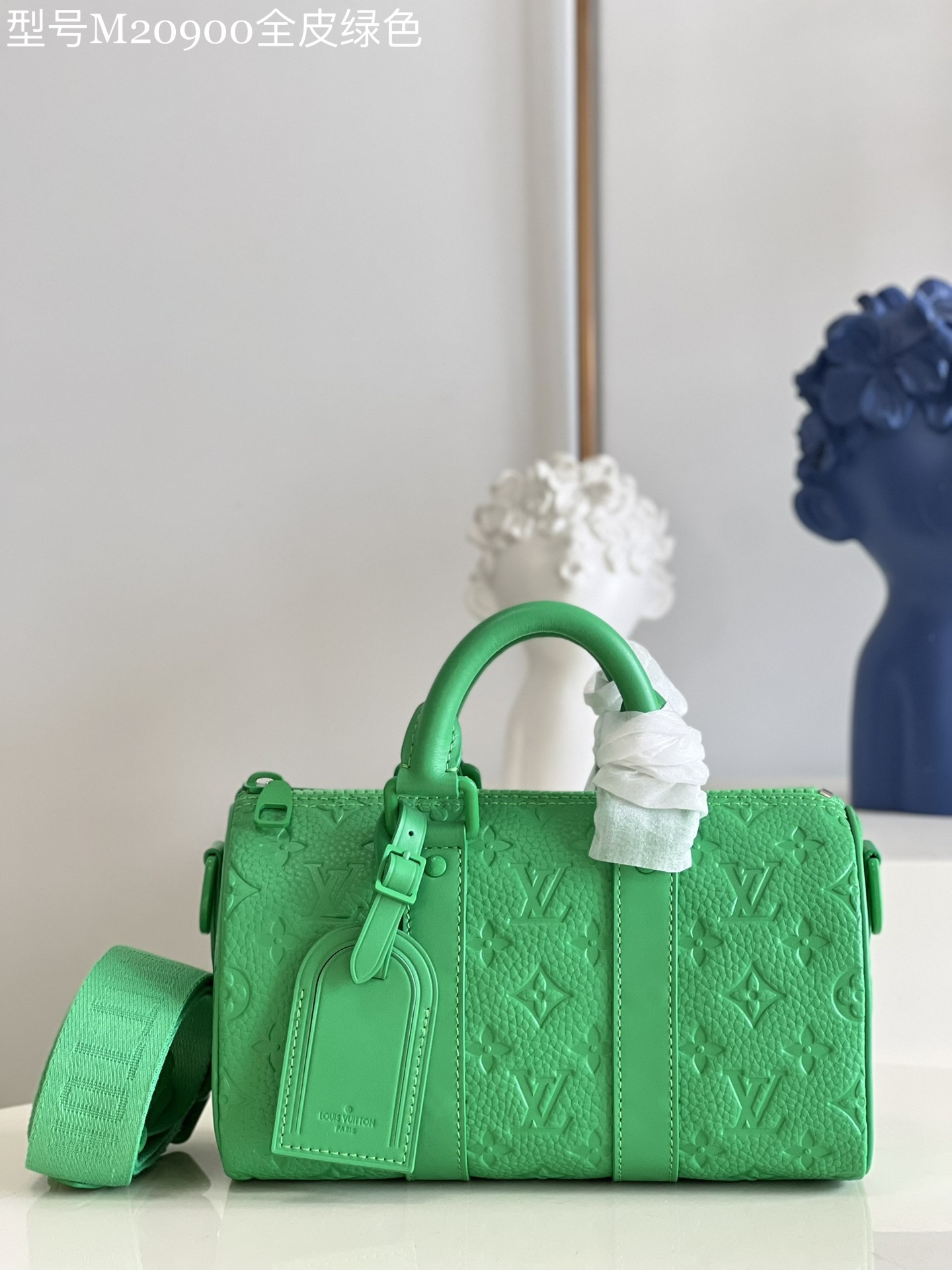 NO:398984,【Exclusive real photo of M20900 full leather green】The Keepall series mini version reappears new. Taurillon Monogram cowhide leather shaping classic configuration, reinforced side straps and removable leather brand continue the iconic elements, paired with dual handles and shoulder straps, providing excellent choice for urban elites. Detailed features 25 x 15 x 11 cm (length x height x width) Z.750,LV [original leather],louis vuitton,cowhide19860909【独家实拍M20900全皮绿色】 Keepall 系列的迷你版本再现新意.Taurillon Monogram 牛皮革塑造经典构型,加固侧带和可拆卸皮革名牌延续标志性元素,搭配双手柄和肩带,为都市精英提供优良之选.详细特征25 x 15 x 11 厘米 (长度 x 高 x 宽) Z.750,LV【原厂皮】,louis vuitton,cowhide,Bag
