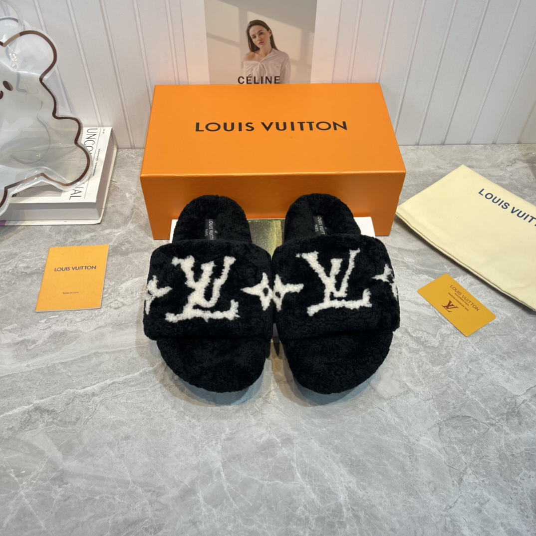 NO:443598,Louis vuitton 22 new wool slippers Top quality Pure fur integrated lamb wool! The upper foot pad is full wool. The sole is an anti-slip rubber outsole with the original mold. Size 35-41 (41 customized, no return or exchange), fur shoes, louis vuitton, slippers19860909Louis vuitton 22新款羊毛拖鞋 頂级品质 纯皮毛一体羔羊毛打造！ 鞋面垫脚全羊毛 鞋底是原版开模的防滑橡胶大底 码数35-41（41订做不退换）,毛毛鞋,louis vuitton,slippers,Women's Shoes