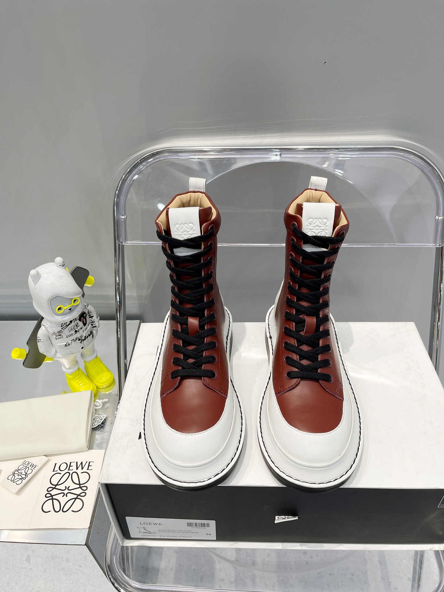 La versión superior del material de piel de becerro Las nuevas botas Martin con bloques de color de LOEWE ✨ D…
