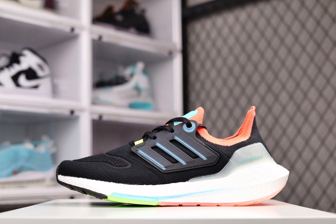 H0 公司级 UB 2022爆米花 前凸后翘”的adidas ultra boost 2020系列正式曝光，新一代的ulrtra boost 22在中底的部分添加了更多的boost材质面积，除了部分标志性的细节处外，这次更新的款式以”前凸后翘”的流线型呈现。中底的支撑片也变成了造型奇特的”U”型，鞋子设计十分有速度感。